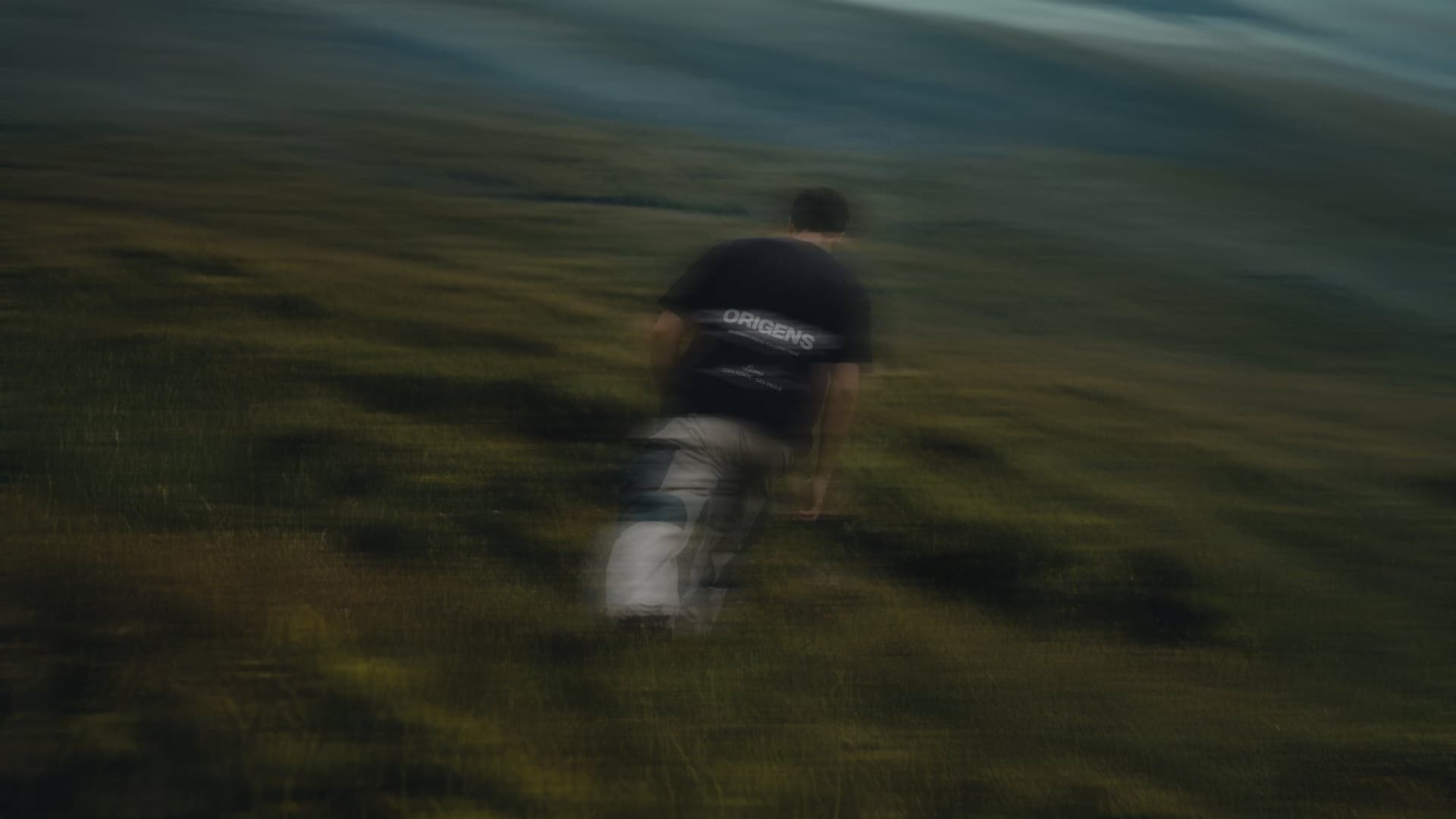 Silhueta em movimento vestindo Leme